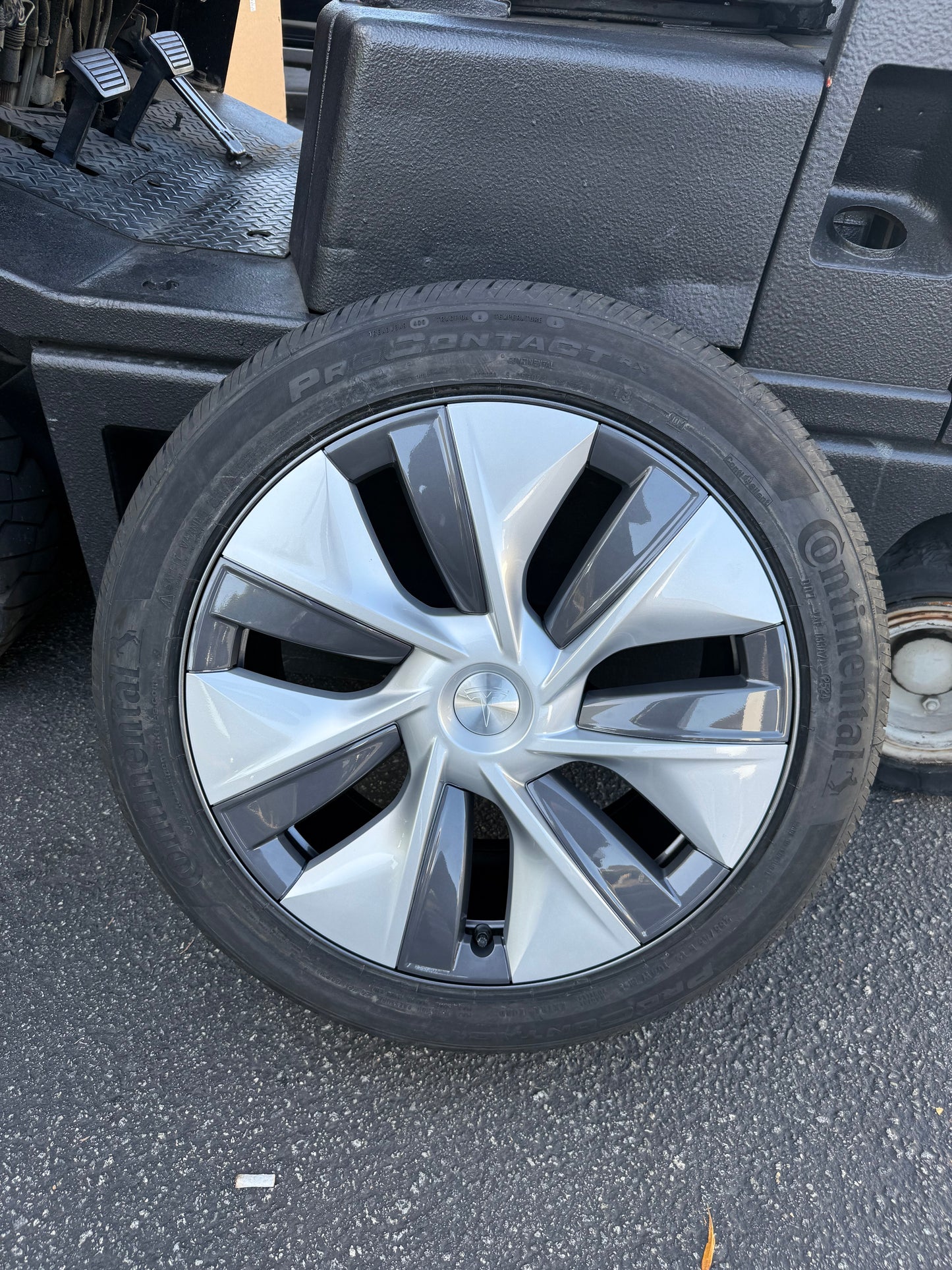 Tesla Model Y Wheel & Tire Package – 19″ (Brand New OEM)