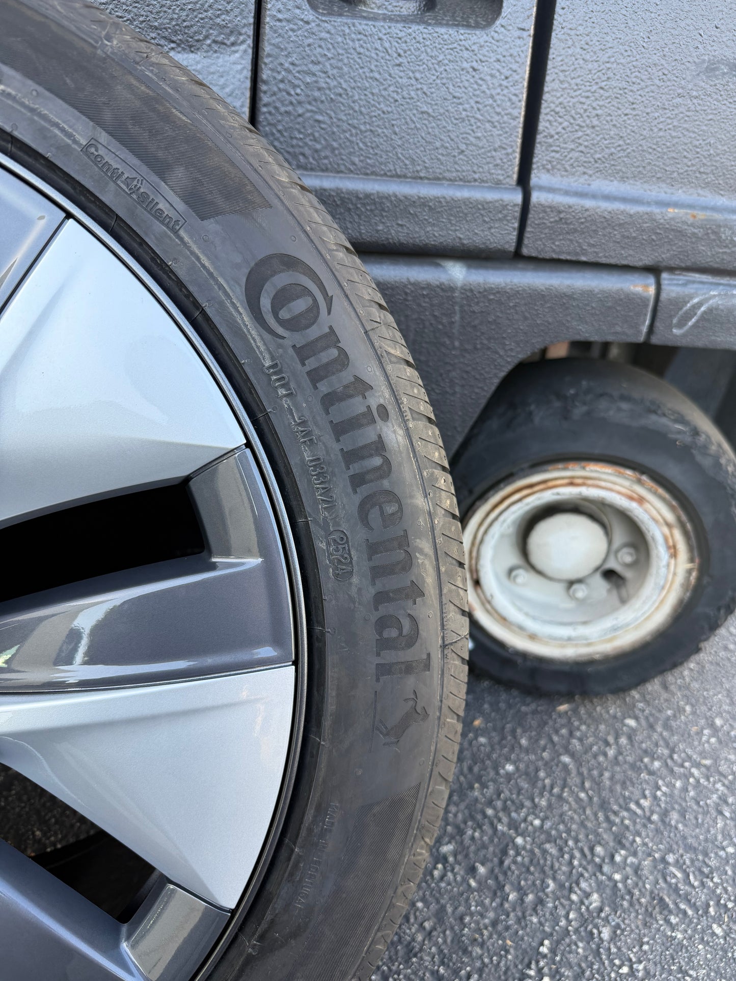 Tesla Model Y Wheel & Tire Package – 19″ (Brand New OEM)