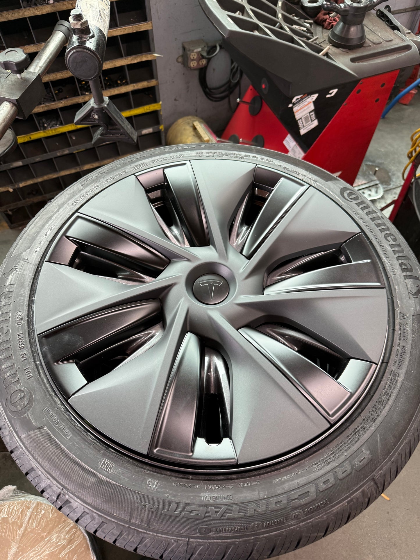 Tesla Model Y Dark Gemini Wheel & Tire Package – 19″ (Brand New OEM)