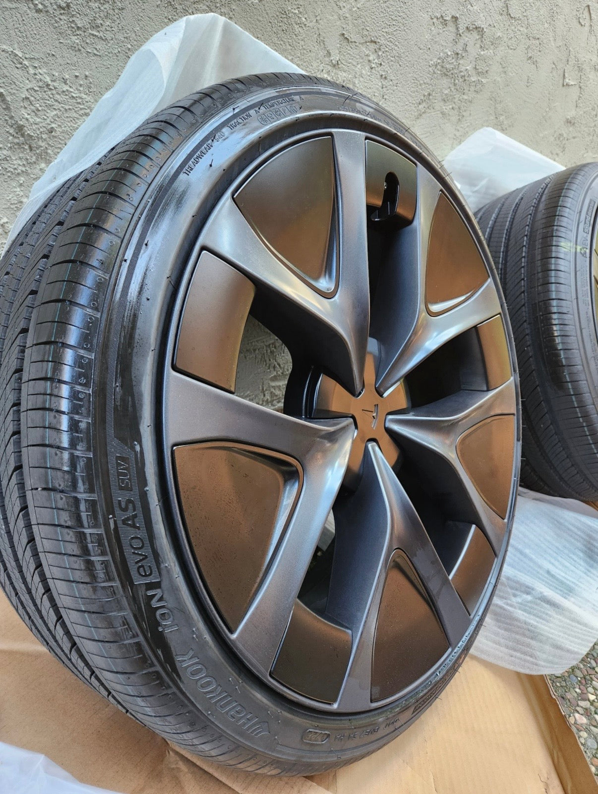 Tesla 21" Arachnid 2.0 Wheel & Tire Set - Brand New OEM  Model Y Performance